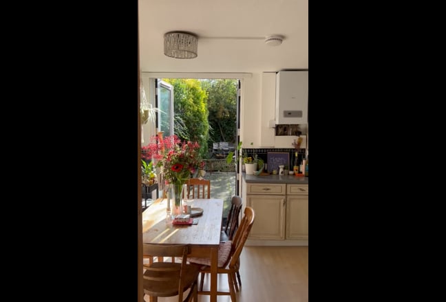 Bright room is Canonbury House Main Photo