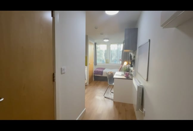 Studio Flat Available in NG1 w/ Bills included!! Main Photo