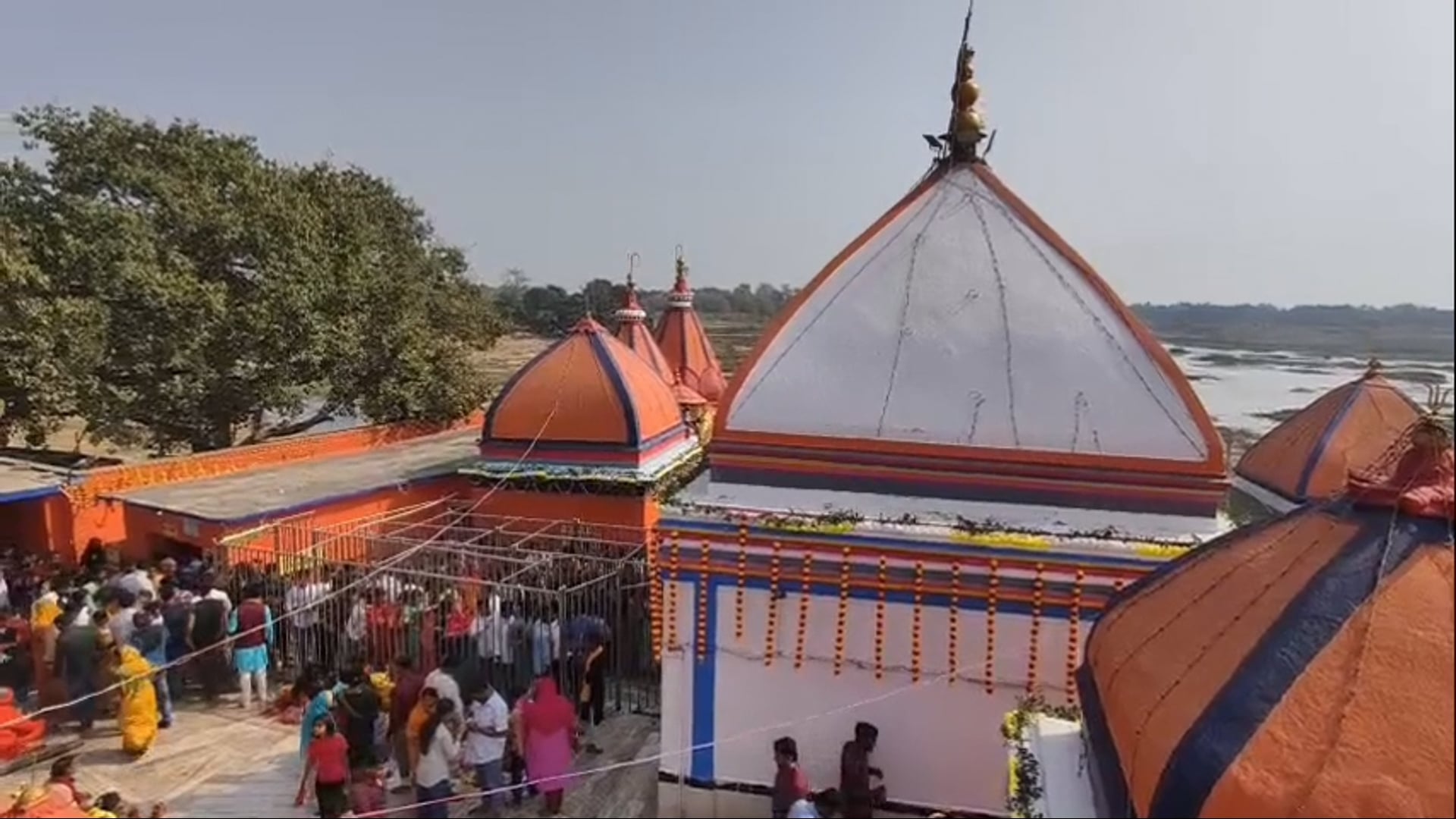 ज्येष्ठगौरनाथ महादेव मंदिर में उमड़ा आस्था का जनसैलाब, महाशिवरात्रि पर भक्तों ने किया जलाभिषेक 