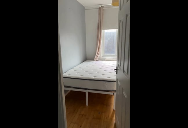 Single bedroom in a family house - Female Main Photo