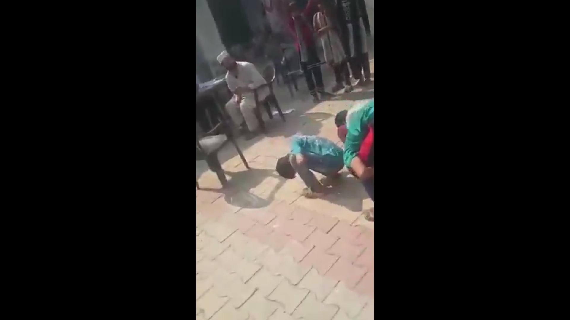 ➡️.....बच्चे बदतमीजी करेंगे तो पीटे जायेंगे”, मास्टर साहब ने साफ़ कर दिया
यूपी के मेरठ में के एक सरकारी स्कूल में बच्चों को सजा के तौर पर मुर्गा बनाया गया था, इतने में एक ग्रामीण पहुंच गया और वीडियो बनाने लगा. 
इसके बाद ग्रामीण और टीचरों के बीच खूब जमकर कहासुनी हुई
बताओ इतनी जरा जरा सी बात में बवाल होने लगा है हम लोग तो अक्सर मुर्गा बनाकर अक्सर तबियत से कूटे जाते थे और कुछ नहीं होता था...बल्कि वो एक तरह का गुरु भगवान का प्रसाद ही होता था हम लोगो के लिए😍