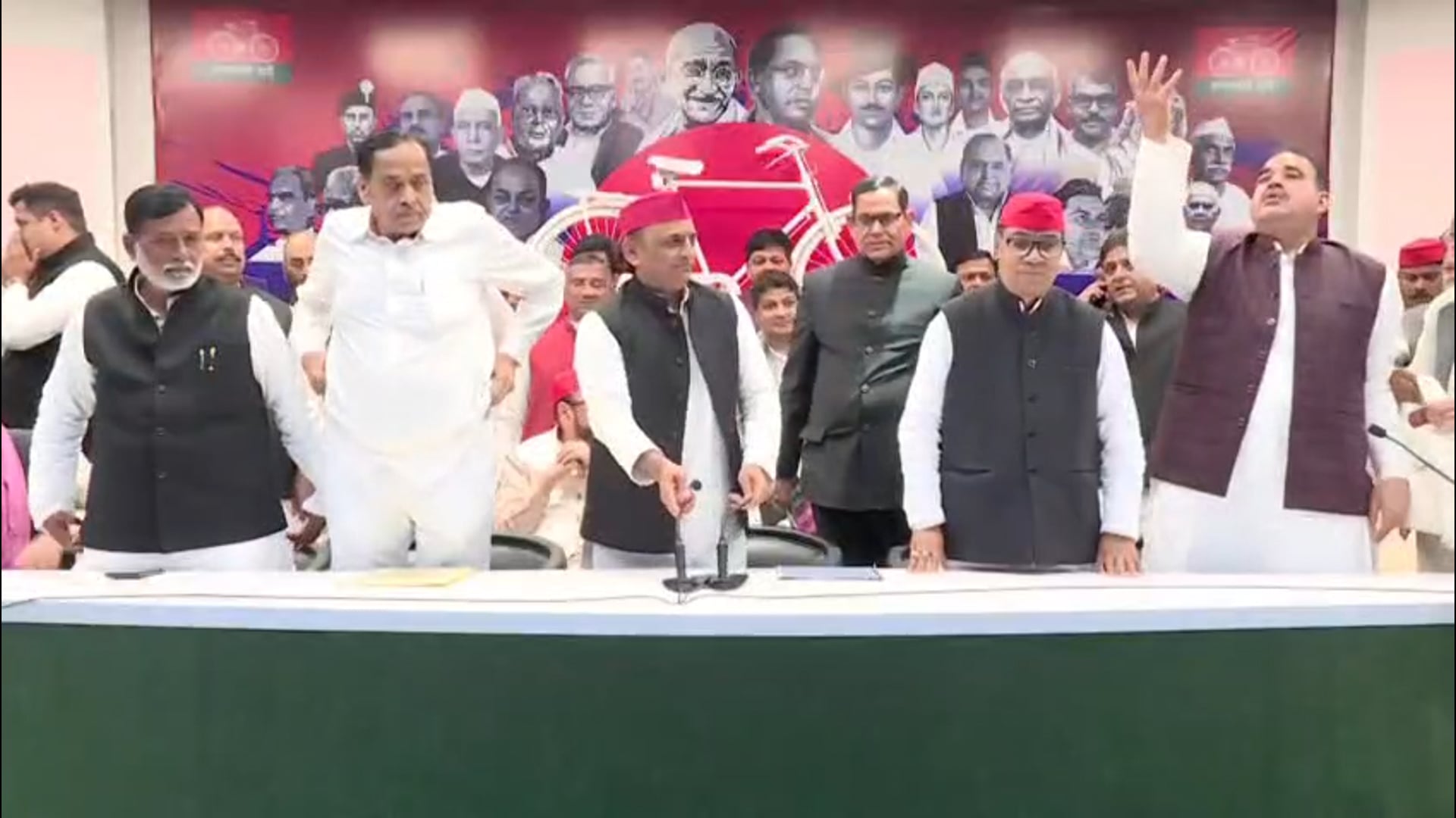 Lko Big Breaking 
उत्तर प्रदेश की में राजनीतिक में बड़ा फेरबदल!!
बसपा के दिग्गज नेता नसीमुद्दीन सिद्दीकी सपा में शामिल!!
सपा प्रमुख अखिलेश यादव ने नसीमुद्दीन सिद्दीकी को दिलाई पार्टी की सदस्यता!!
बसपा सरकार के पूर्व कद्दावर मंत्री नसीमुद्दीन सिद्दीकी ने थामा सपा का दामन!!
अनीस अहमद खान उर्फ फूल बाबू भी सपा में हुए शामिल!!
3 बार विधायक रह चुके अनीस अहमद का सपा में प्रवेश!!
कई पूर्व विधायकों ने भी समाजवादी पार्टी की सदस्यता ग्रहण की!!
अपना दल S के पूर्व प्रदेश अध्यक्ष राजकुमार पाल सपा में शामिल!!
राजकुमार पाल के आने से बदले प्रदेश के राजनीतिक समीकरण!!
नसीमुद्दीन सिद्दीकी के सपा में आने से सियासत में हलचल तेज!!
आगामी चुनावों से पहले सपा को मिली बड़ी रणनीतिक बढ़त!!
यूपी की राजनीति में नई सियासी दोस्ती,विपक्षी खेमे में हलचल तेज!!