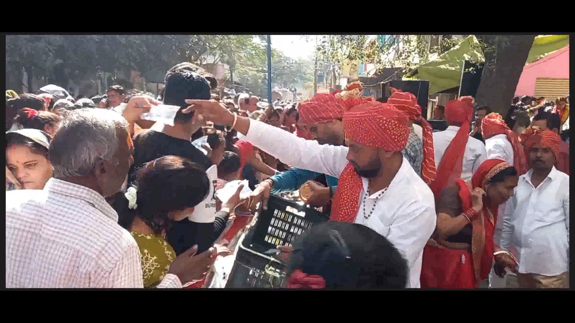 प्रदेश सचिव निष्पक्ष मीडिया गोविंद सिंह ने महाशिवरात्रि पर शिव बारात का भव्य स्वागत कर श्रद्धालुओं को प्रसाद वितरित किया