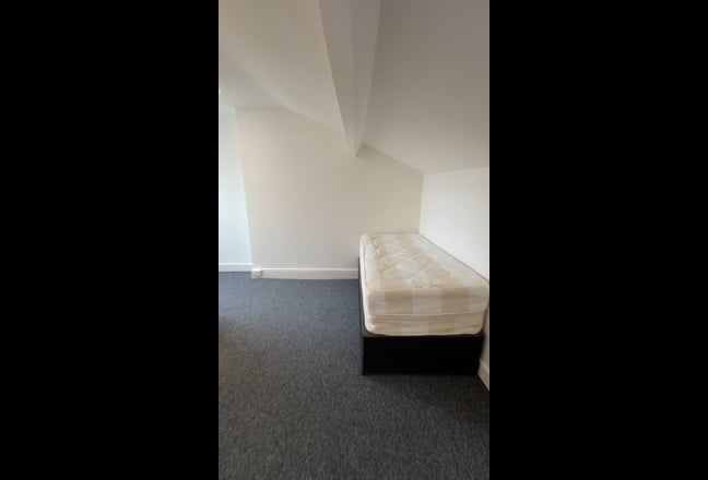 Huge Redecorated Room with En-Suite - N4 Main Photo