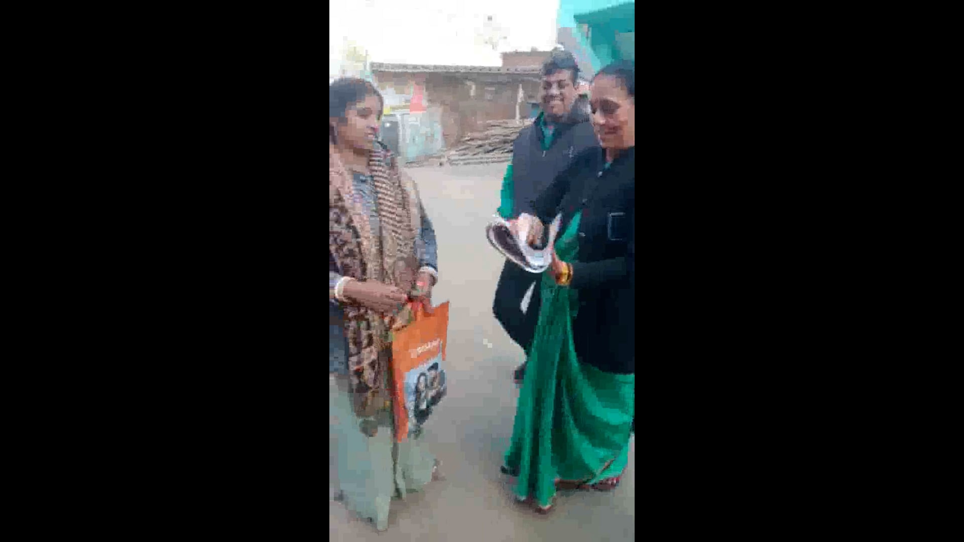 गिरिडीह झारखंड नगर निगम गिरिडीह के वार्ड नंबर 10 से आभा देवी ने ठोकी ताल 'अलमारी छाप मतदाताओं को मतदान करने की अपील 