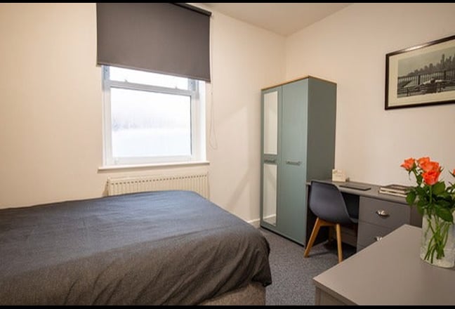 Bright, Modern Ensuite for Single Professional Main Photo