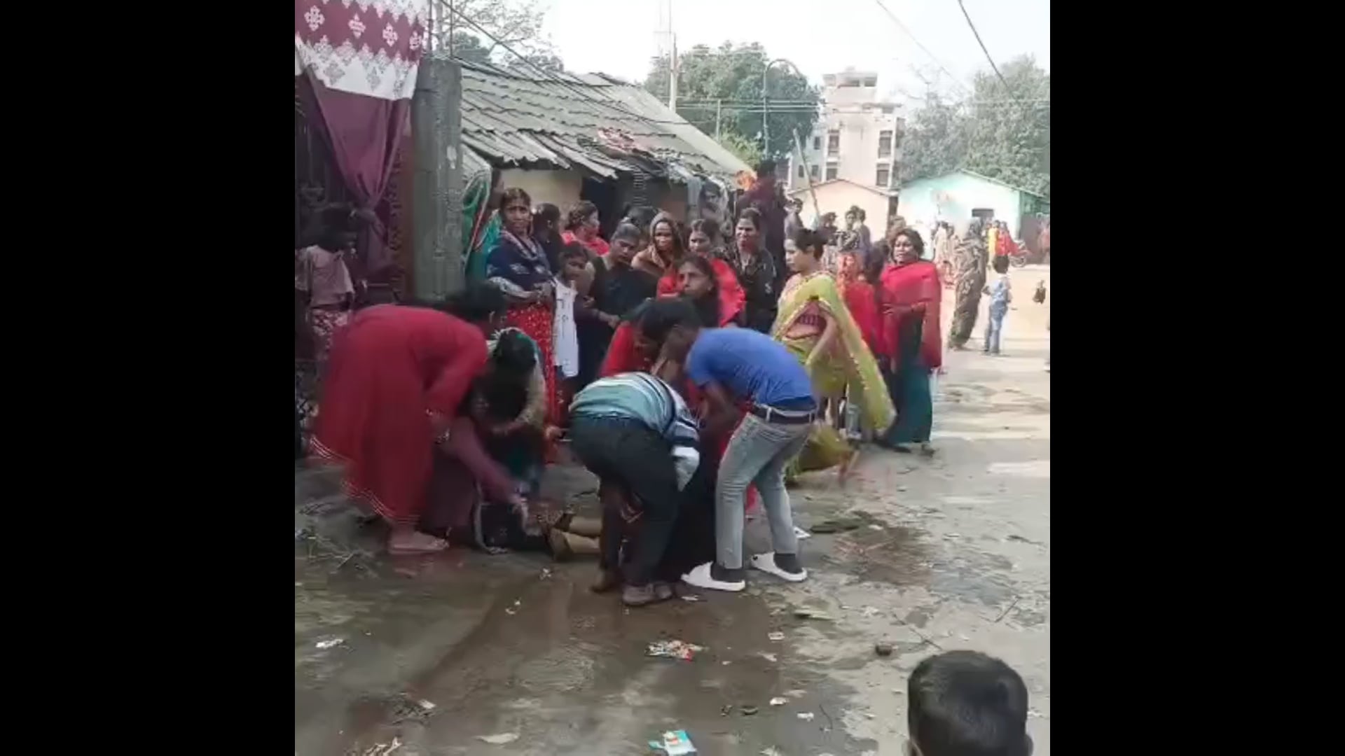 गुजरात में कमाने गया युवक, एंबुलेंस से लौटी लाश—गांव में मचा कोहराम