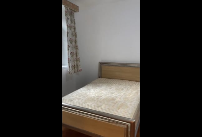 Spacious Flat with Wooden Floors & Modern Bathroom Main Photo