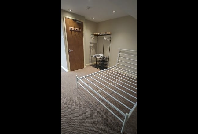 Large En-Suite Attic Room – All Bills Included – N Main Photo