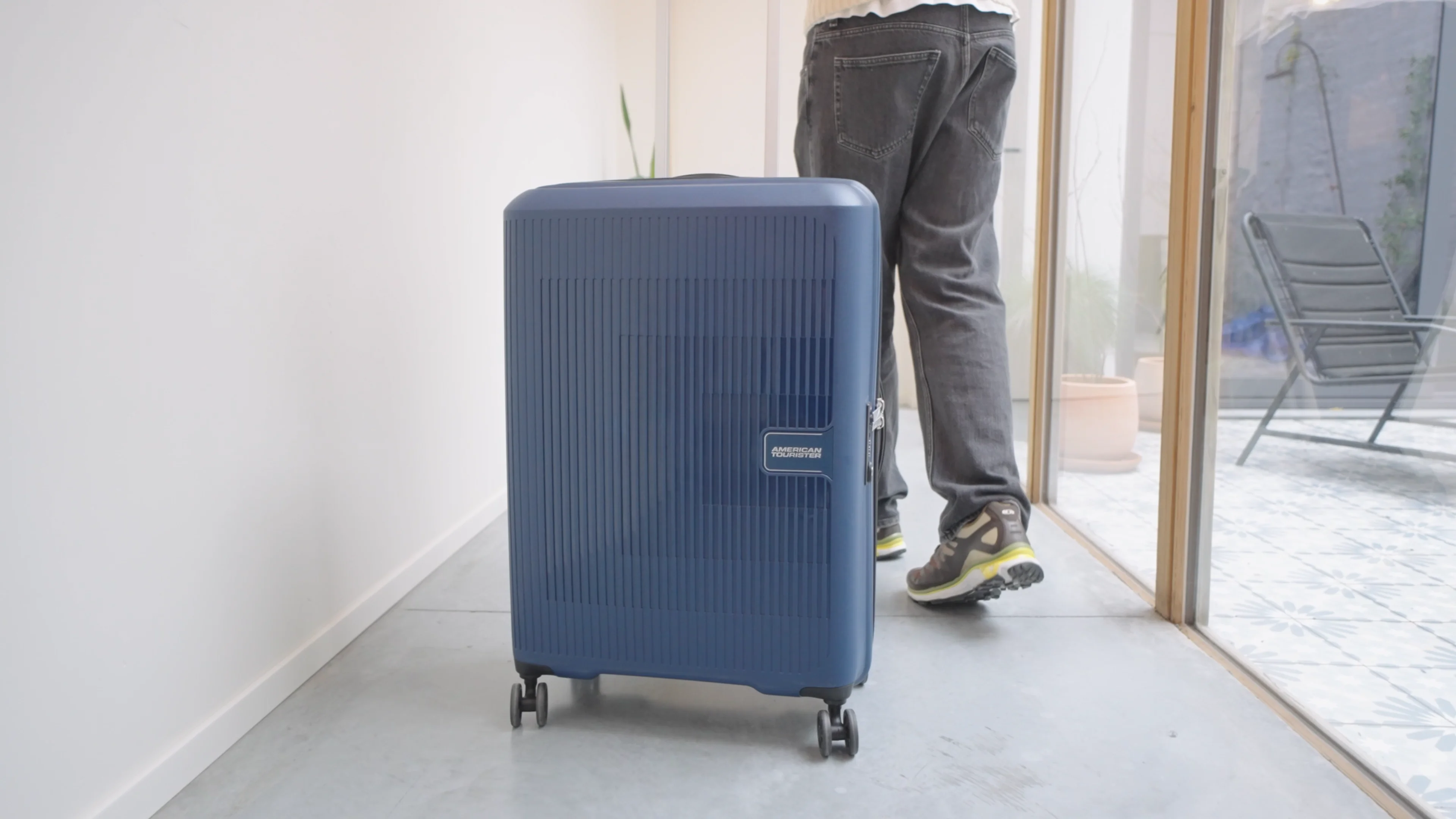 AeroStep 77cm Large Check-in Dark Forest | American Tourister UK