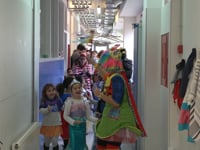 La pluja fa repensar la rua de Carnaval de l'Escola Esculapi