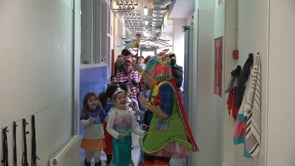 La pluja fa repensar la rua de Carnaval de l'Escola Esculapi