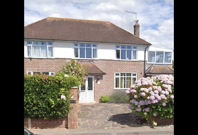 Double Room in Large Detached House Near Amenities Main Photo