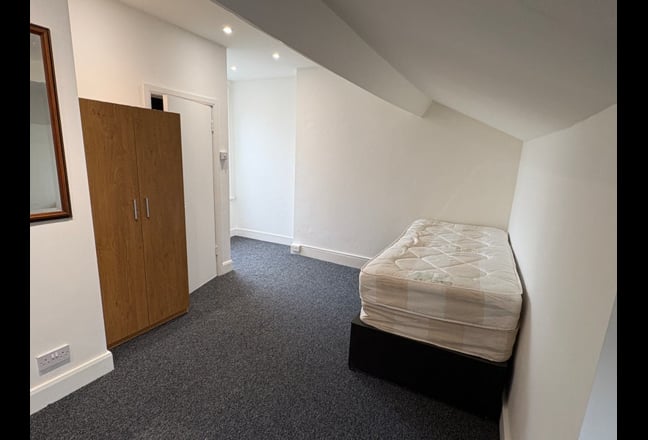 Huge Redecorated Room with En-Suite - N4 Main Photo