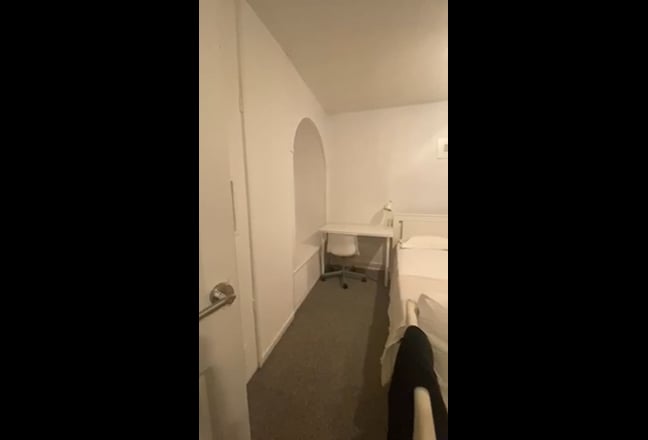 Double bedroom near Tube with regular Cleaner Main Photo
