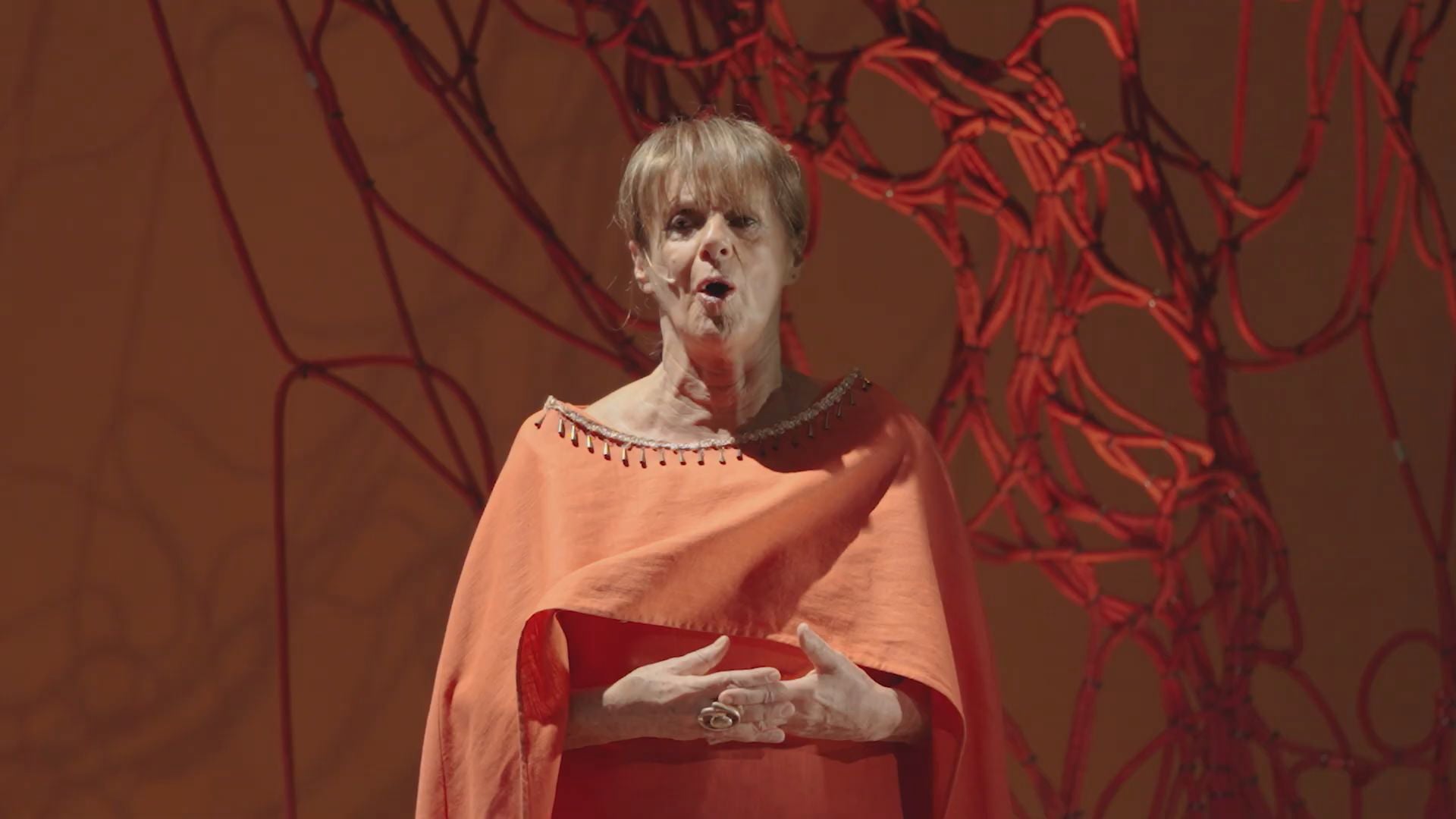 Lella Costa è “Lisistrata” di Aristofane al Teatro Duse