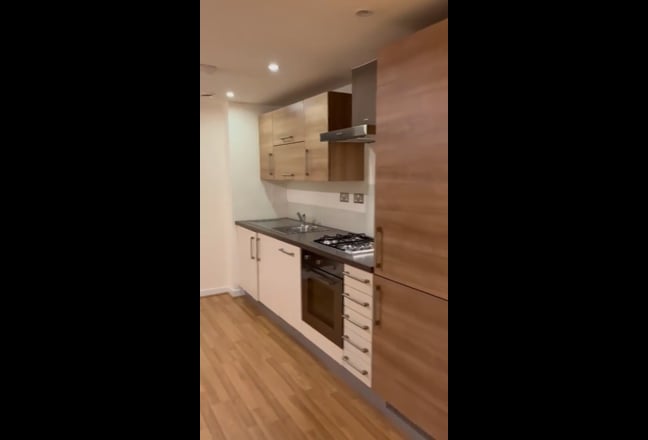 Bright & Modern 1 bed flat with Balcony-Mile End Main Photo