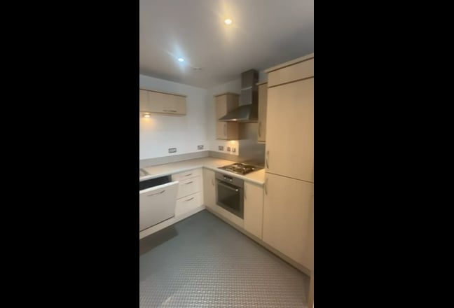 Clean city-centre flat with private bathroom Main Photo