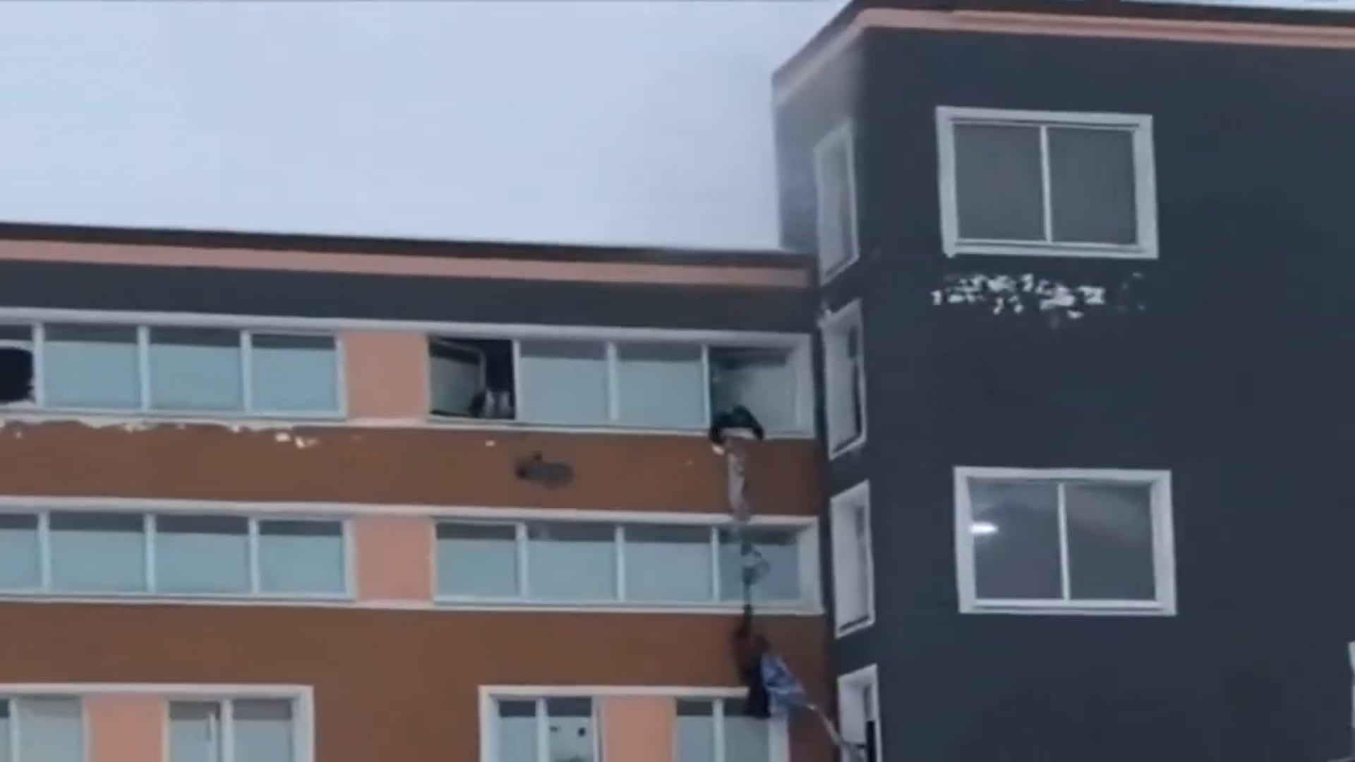 ▶️.....मॉस्को के एक हॉस्टल में लगी आग, लोग चौथी मंजिल की खिड़कियों से कूदे
कुछ ने निकलने के लिए चादरों का इस्तेमाल किया, वहीं कई लोग नीचे बिछे गद्दों पर कूदे। बताया जा रहा है कि भगदड़ में 6 लोग घायल हो गए हैं।