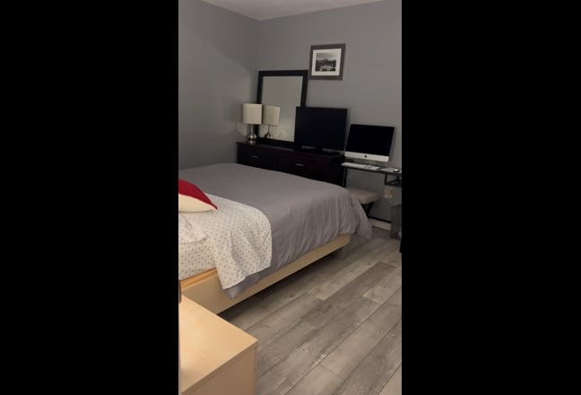 Cozy bedroom in a shared townhouse  Main Photo