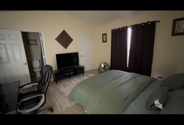 Private Quiet Clean Bedroom Main Photo