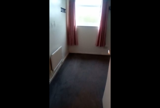 1 room available 1st floor flat  Main Photo