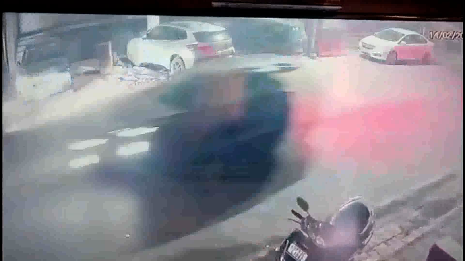 झांसी नवाबाद थाना क्षेत्र के झोंकन बाग रोड पर बेकाबू कार ने सड़क किनारे खड़ी 3 गाड़ियों में जोरदार टक्कर मार दी। 