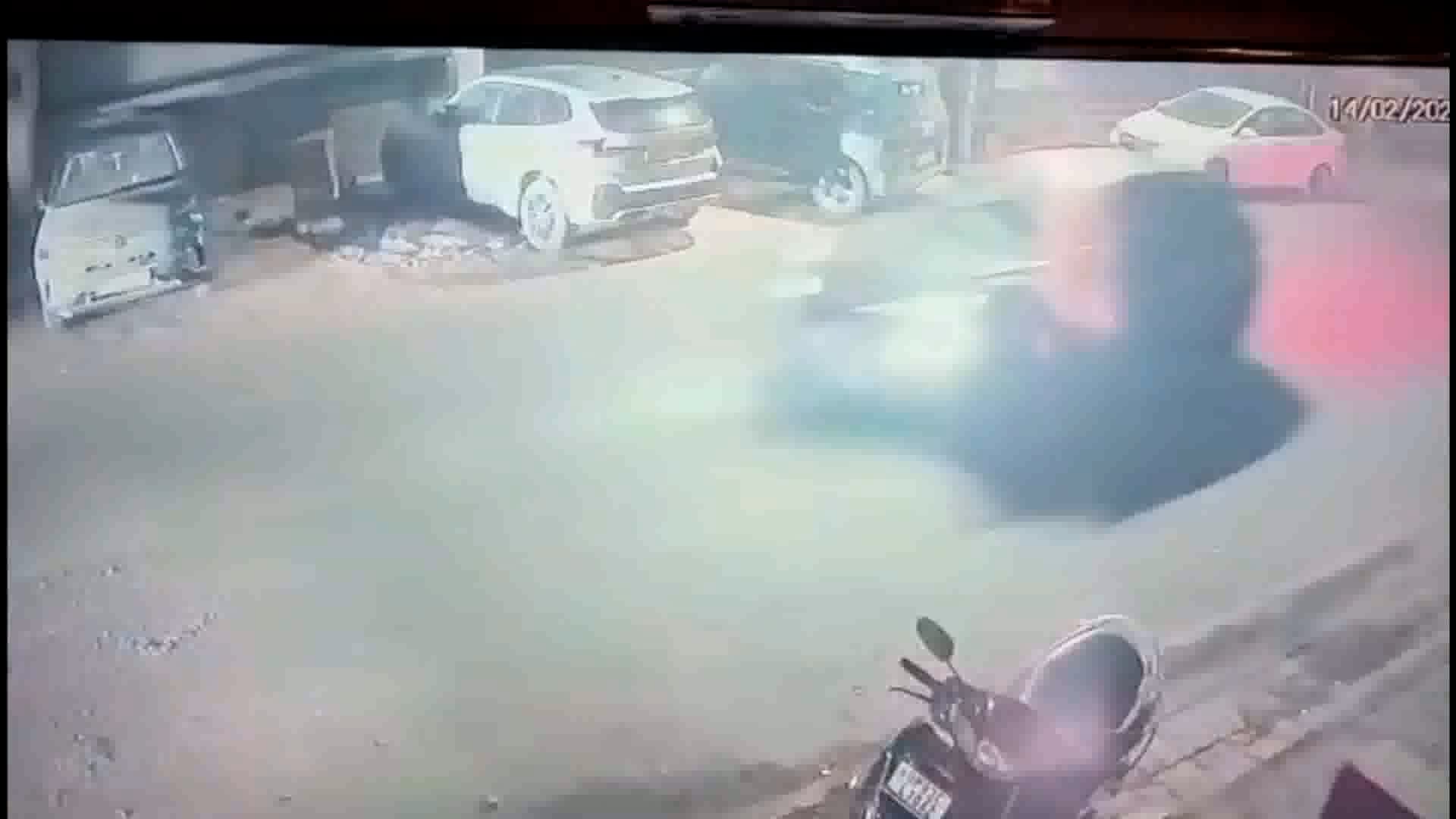 झांसी नवाबाद थाना क्षेत्र के झोंकन बाग रोड पर बेकाबू कार ने सड़क किनारे खड़ी 3 गाड़ियों में जोरदार टक्कर मार दी। 