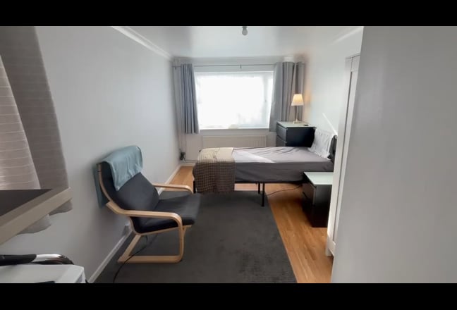 Large room with en-suite in CMK (bills included) Main Photo