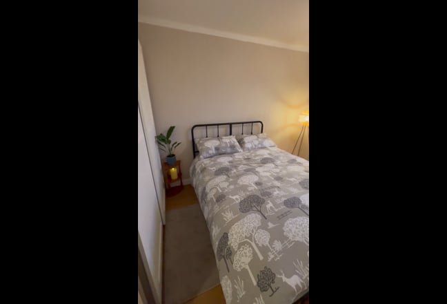 Bright and clean Double Room-Great Transport links Main Photo