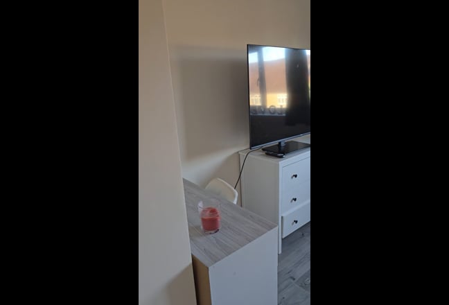 Newly Refurbished Double Room -Female Professional Main Photo