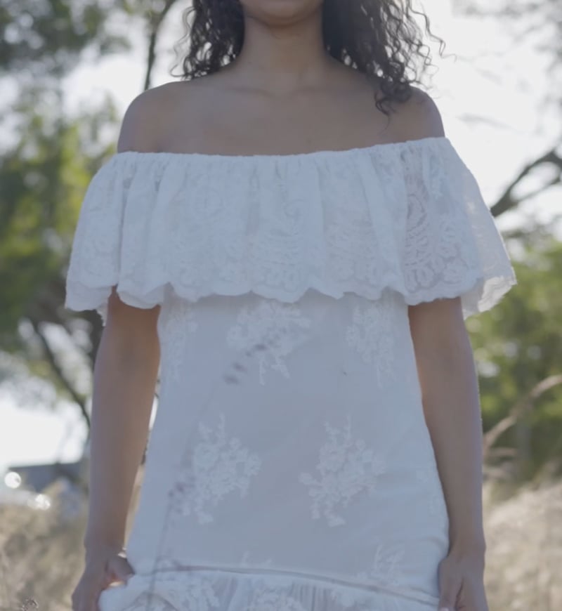 Vidéo: Robe Bardot Asymétrique Blanche