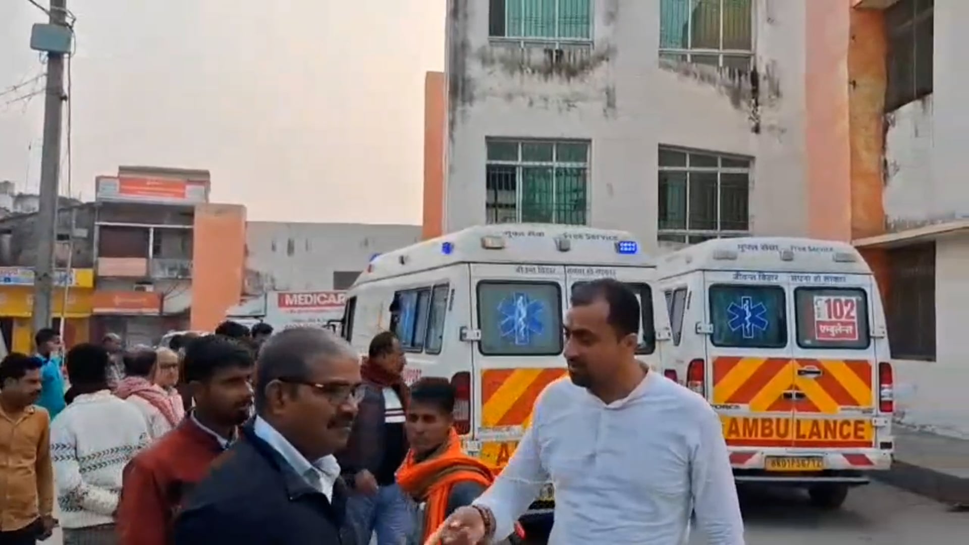 पेट्रोल पंप पर हुई चाकूबाजी में एक युवक गंभीर, बेतिया में इलाज जारी।