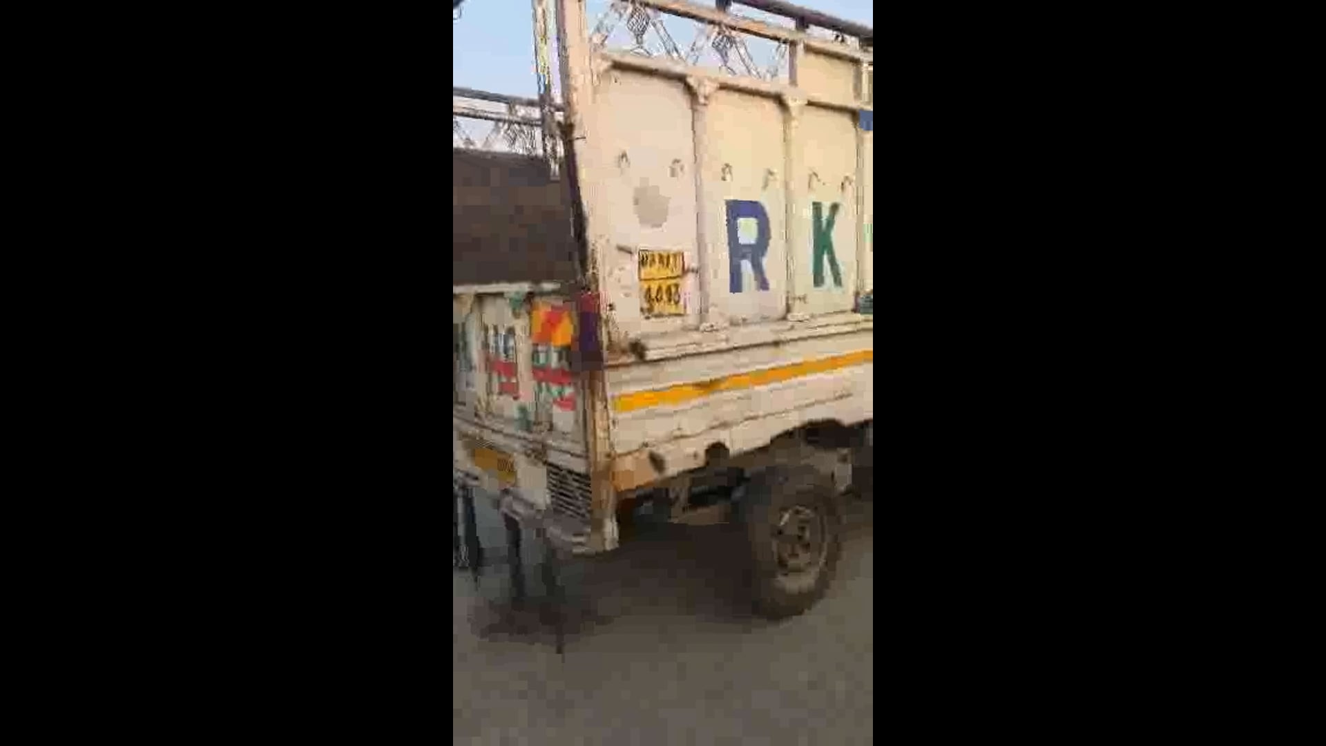 पलिया में सक्रिय हुआ बैट्री चोरों का गिरोह, मैक्सिमो गाड़ी से चोरी की बैट्री, वाहन स्वामियों में दहशत