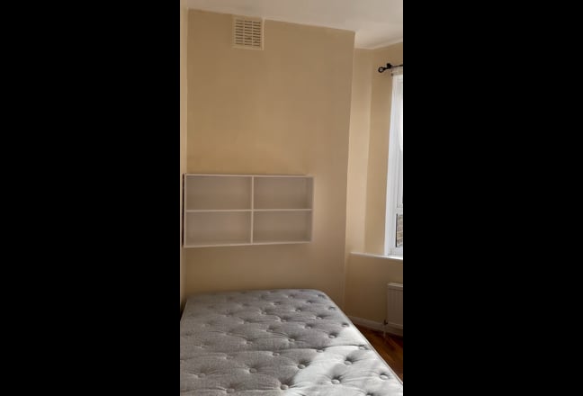 NEWLY decorated double room with plenty of light  Main Photo