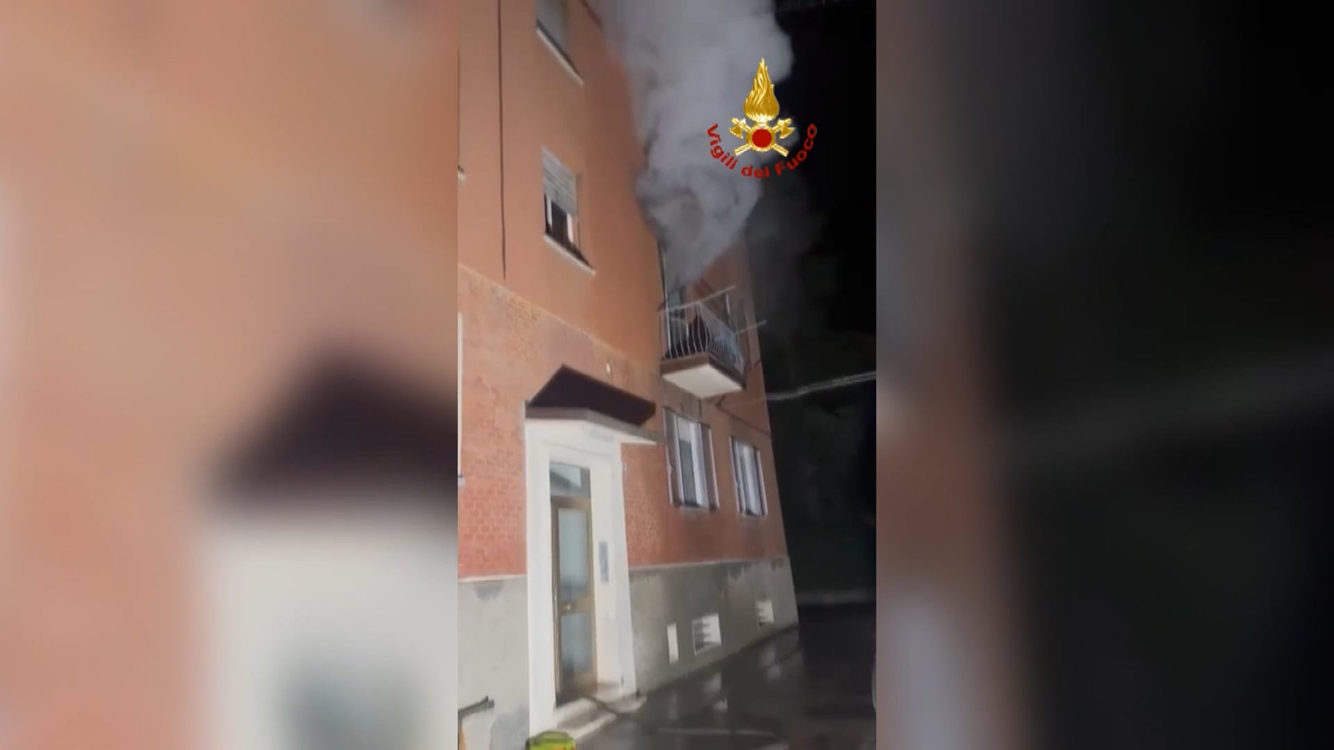 Incendio in via Bartolini, i poliziotti salvano 13 persone