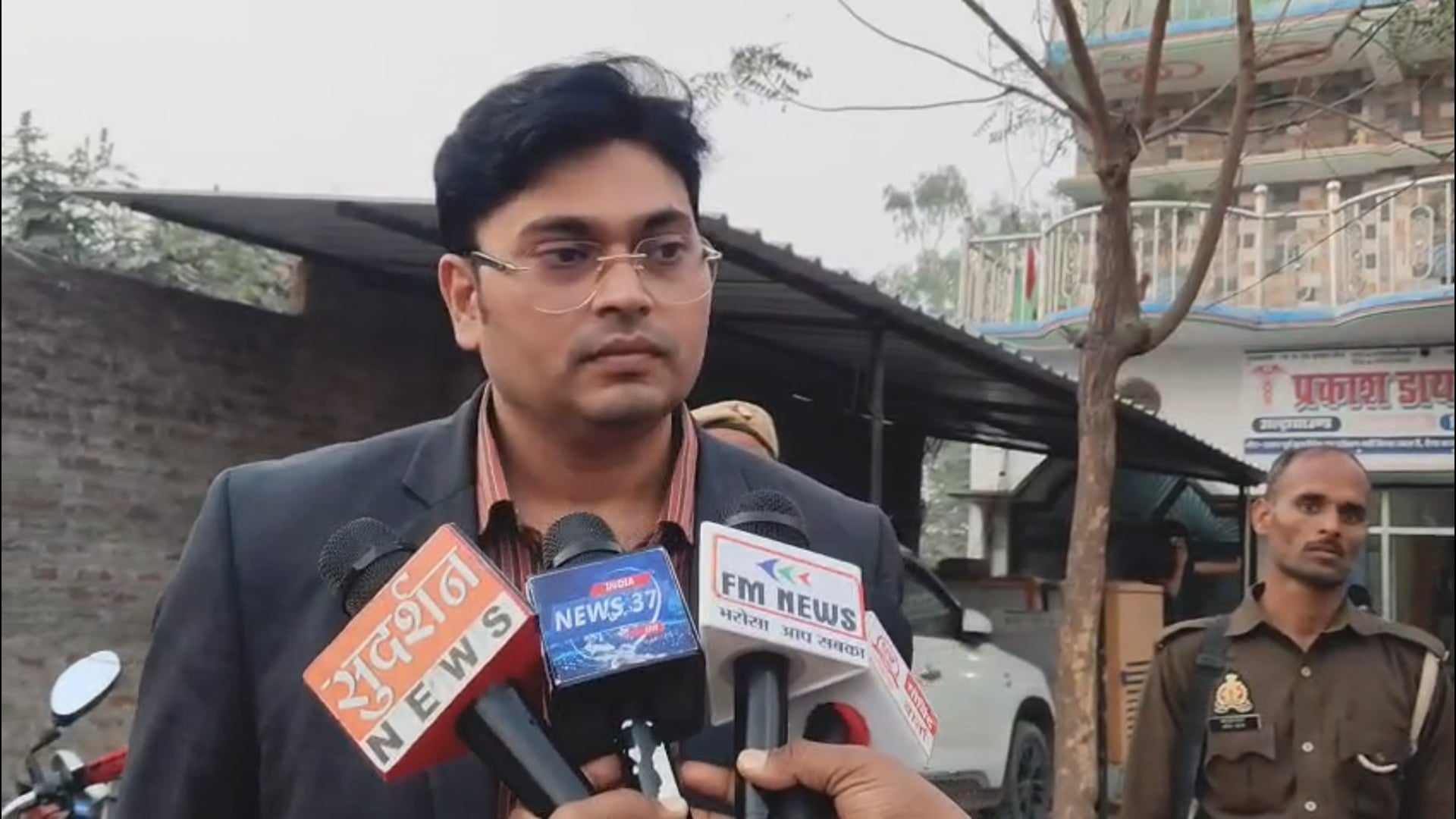 अंबेडकर नगर...
बसखारी थाना क्षेत्र के अंतर्गत अकबरपुर रोड पर स्थित प्रकाश डायग्नोस्टिक सेंटर पर आज टांडा के उप जिला अधिकारी शशि शेखर ने किया  निरीक्षण, देखिए क्या कुछ कहते हैं उप जिलाधिकारी शशि शेखर।