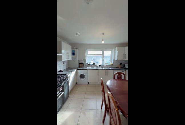 Two Ensuite rooms close to RDH Main Photo