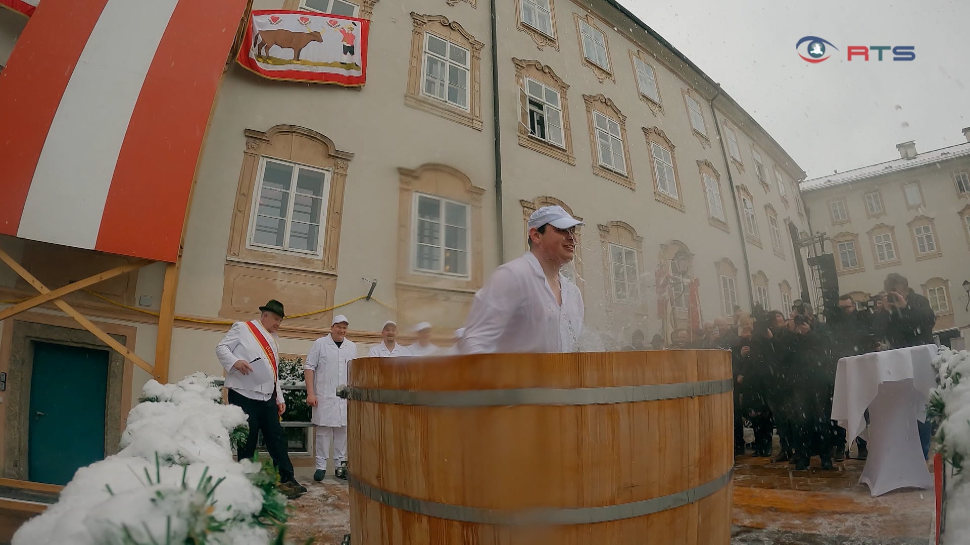 rein-ins-kuehle-nass-lehrlinge-feierten-abschluss-beim-traditionellen-metzgersprung