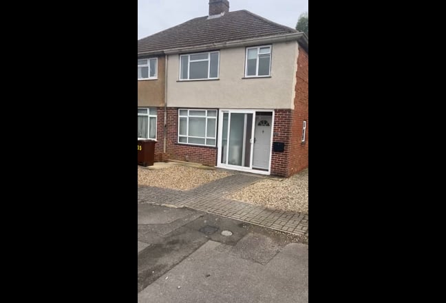 Medium size room with ensuite bathroom  Main Photo