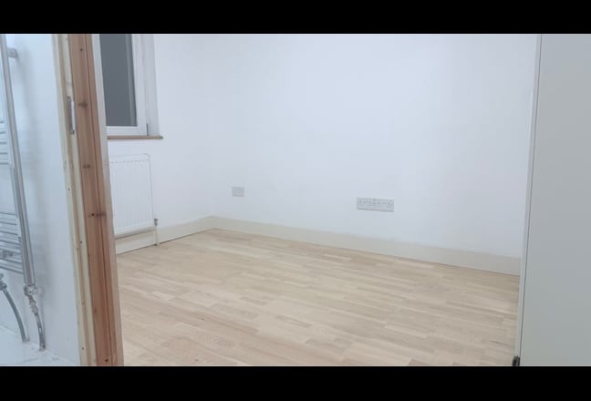 Private En-Suite in Quiet Professional Home Main Photo