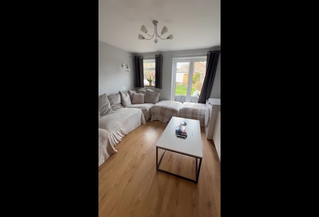 Double Room – 1 Minute from Ash station. Bills inc Main Photo