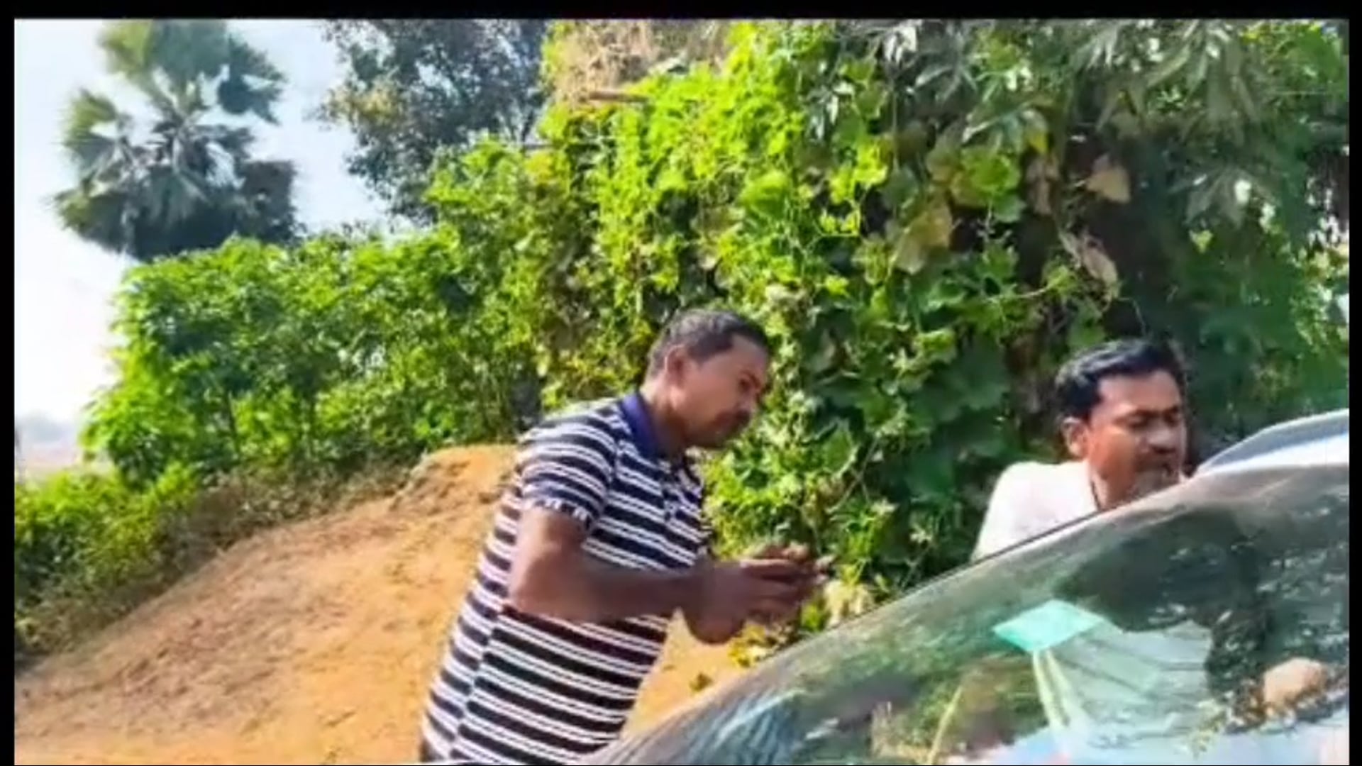 सरकारी अमीन और ग्रामीणों के बीच वायरल वीडियो ने पकड़ा तूल, प्राथमिकी दर्ज।