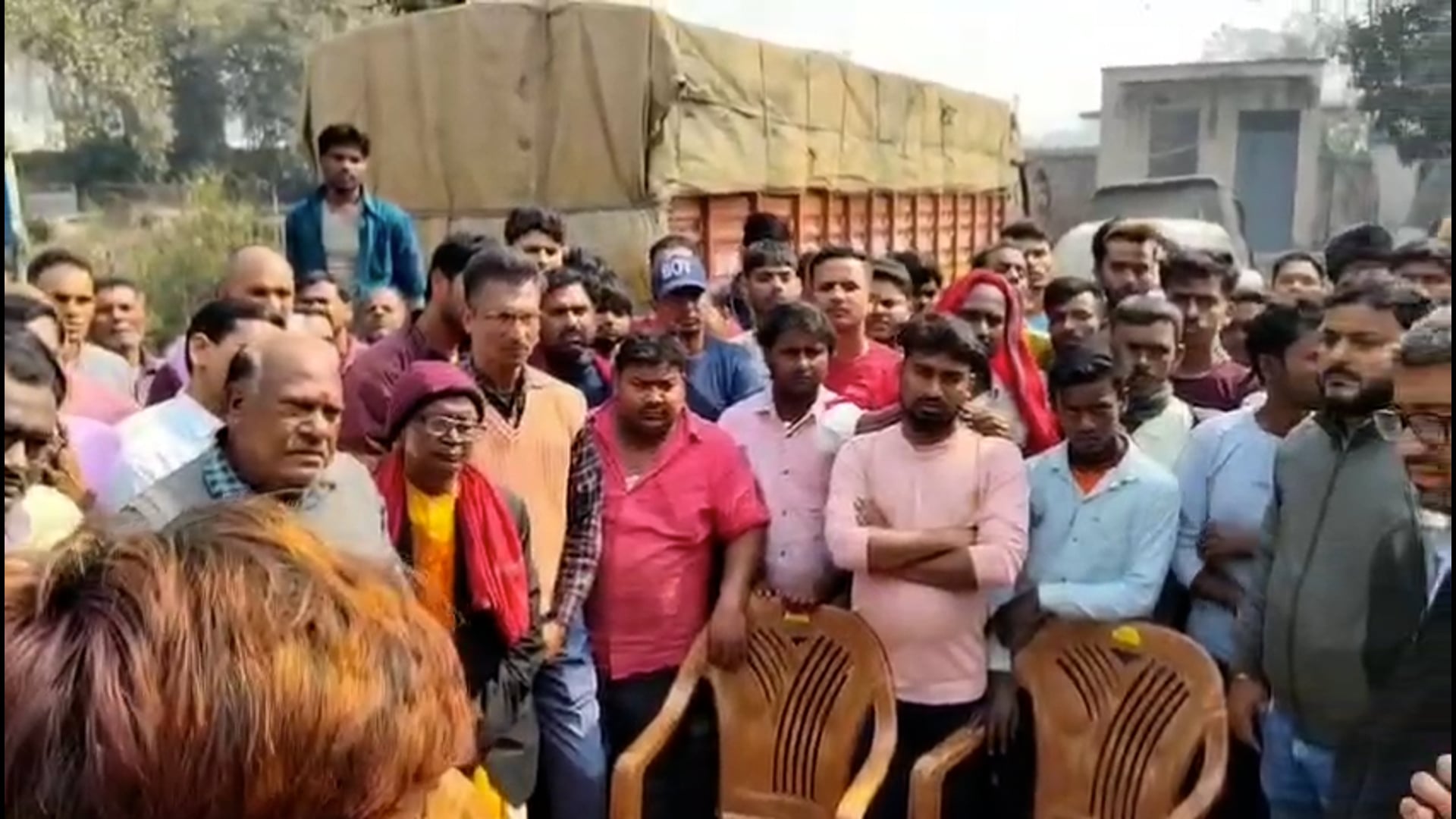 अतिक्रमण मुक्त करने का प्रखंड विकास पदाधिकारी ने किया मझौलिया थाना परिसर में बैठक।