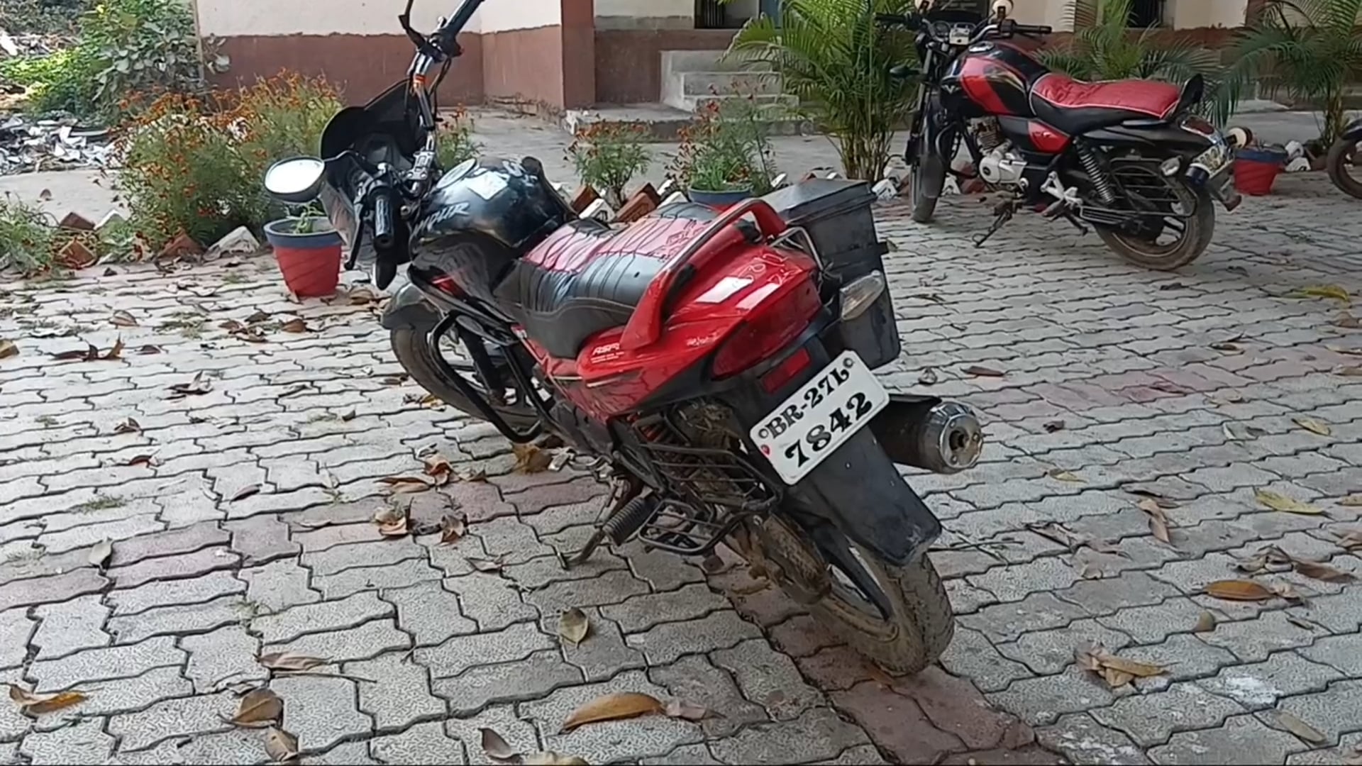 चोरी की मोटरसाइकिल बरामद चालक फरार