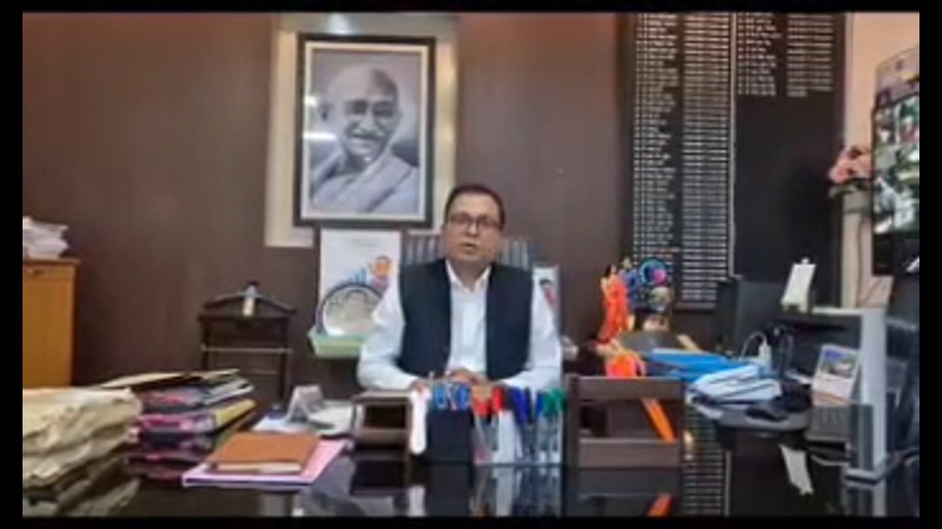 परीक्षा ज़िंदगी का एक हिस्सा है, पूरी ज़िंदगी नहीं – DM का विद्यार्थियों से खास संदेश
शाहजहांपुर। बोर्ड परीक्षाओं को लेकर विद्यार्थियों में बढ़ते तनाव के बीच जिलाधिकारी ने छात्रों को प्रेरणादायक संदेश दिया है। उन्होंने कहा कि परीक्षा जीवन का केवल एक हिस्सा है, पूरी जिंदगी नहीं। छात्र आत्मविश्वास के साथ तैयारी करें और तनाव से दूर रहें।