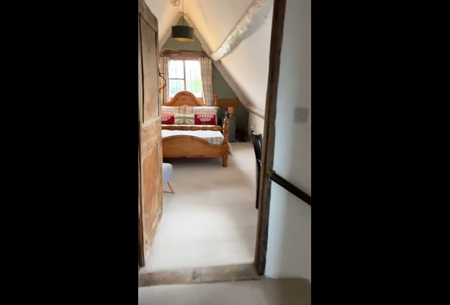 Self contained large double en-suite room MON/FRI  Main Photo