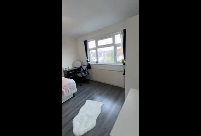 Large Double 1 Min to Jubilee Line, Bills Inc.  Main Photo