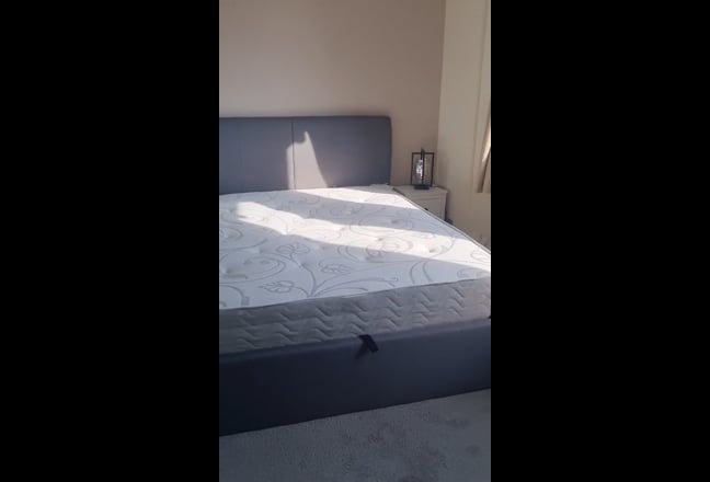 Double bedroom in a 2 bedroom flat Main Photo