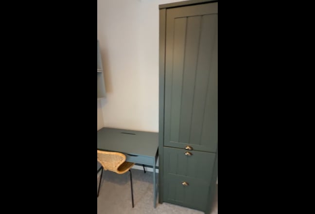 Single en-suite bedroom vacant now!  Main Photo